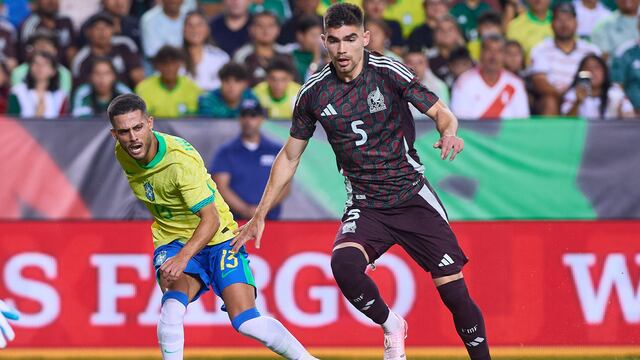 Johan Vásquez, en un partido con la Selección Mexicana.