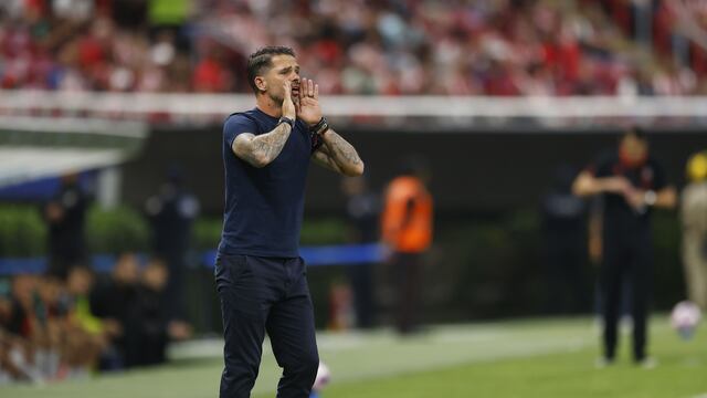 Fernando Gago con Chivas.