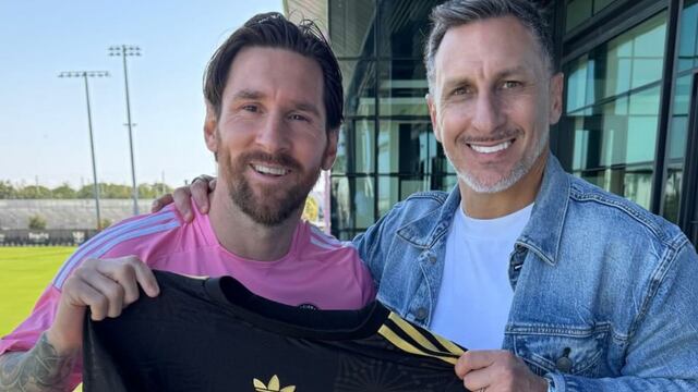 Lionel Messi posa con la camiseta de Santiago Giménez