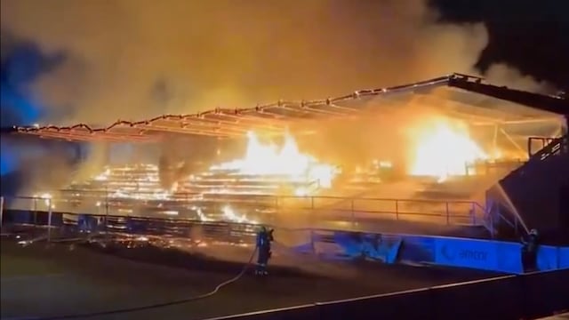 Escándalo en Europa: Fans incendian estadio de su equipo tras irse al descenso.
