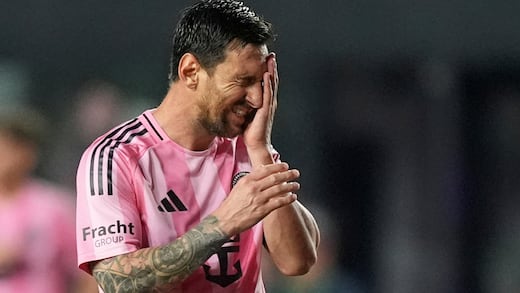 Recuerdan cuando Messi tiró 2 codazos a un rival y ni siquiera vio la tarjeta amarilla