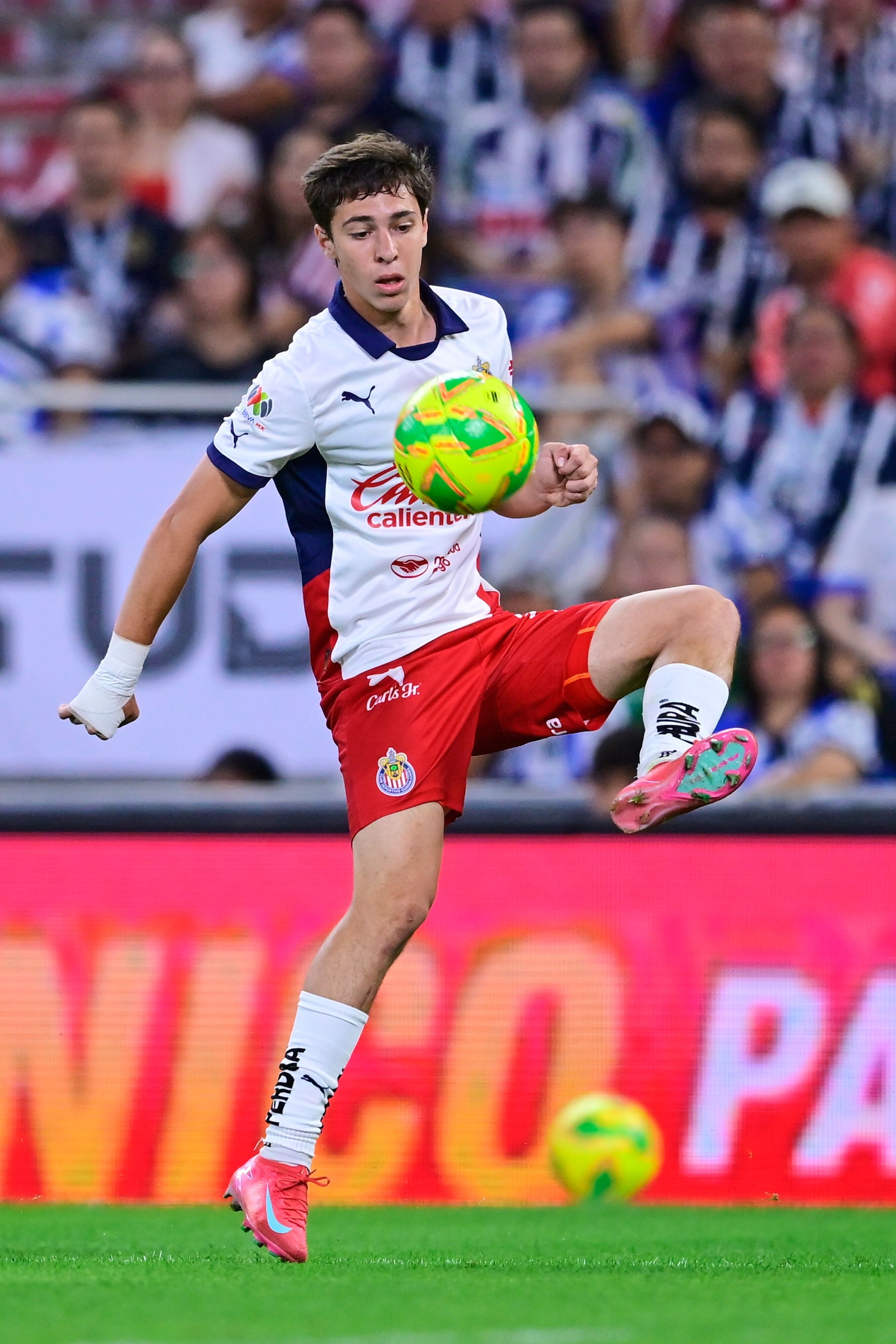 ¿Mateo Chávez se va de Chivas? Reportan negociaciones avanzadas con histórico equipo europeo