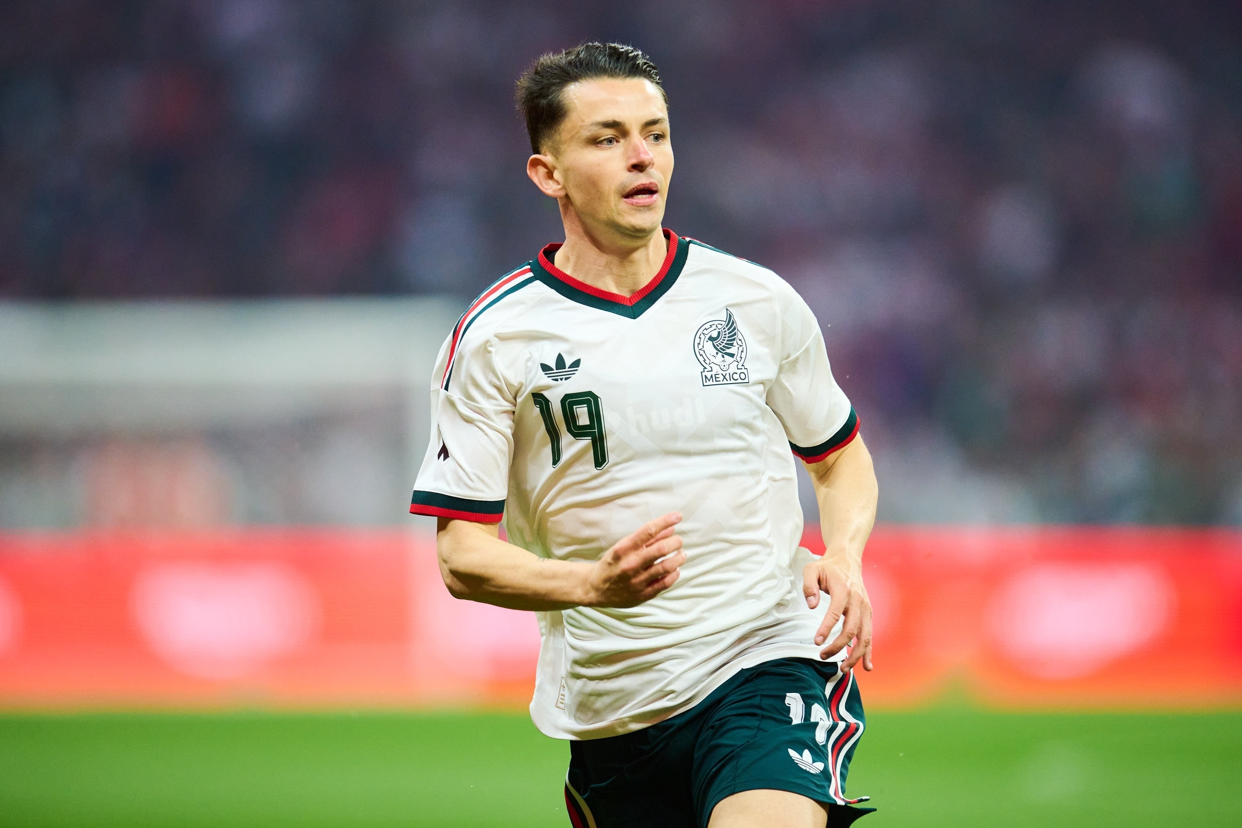 Álvaro Fidalgo vive momento incómodo con un aficionado en el México vs Portugal.