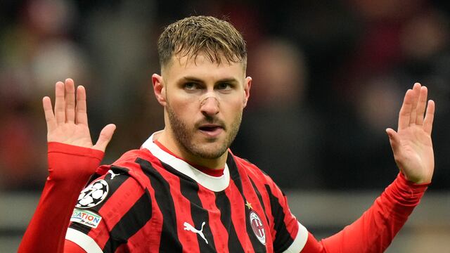 Reportan discusión entre Santiago Giménez y el entrenador del AC Milan