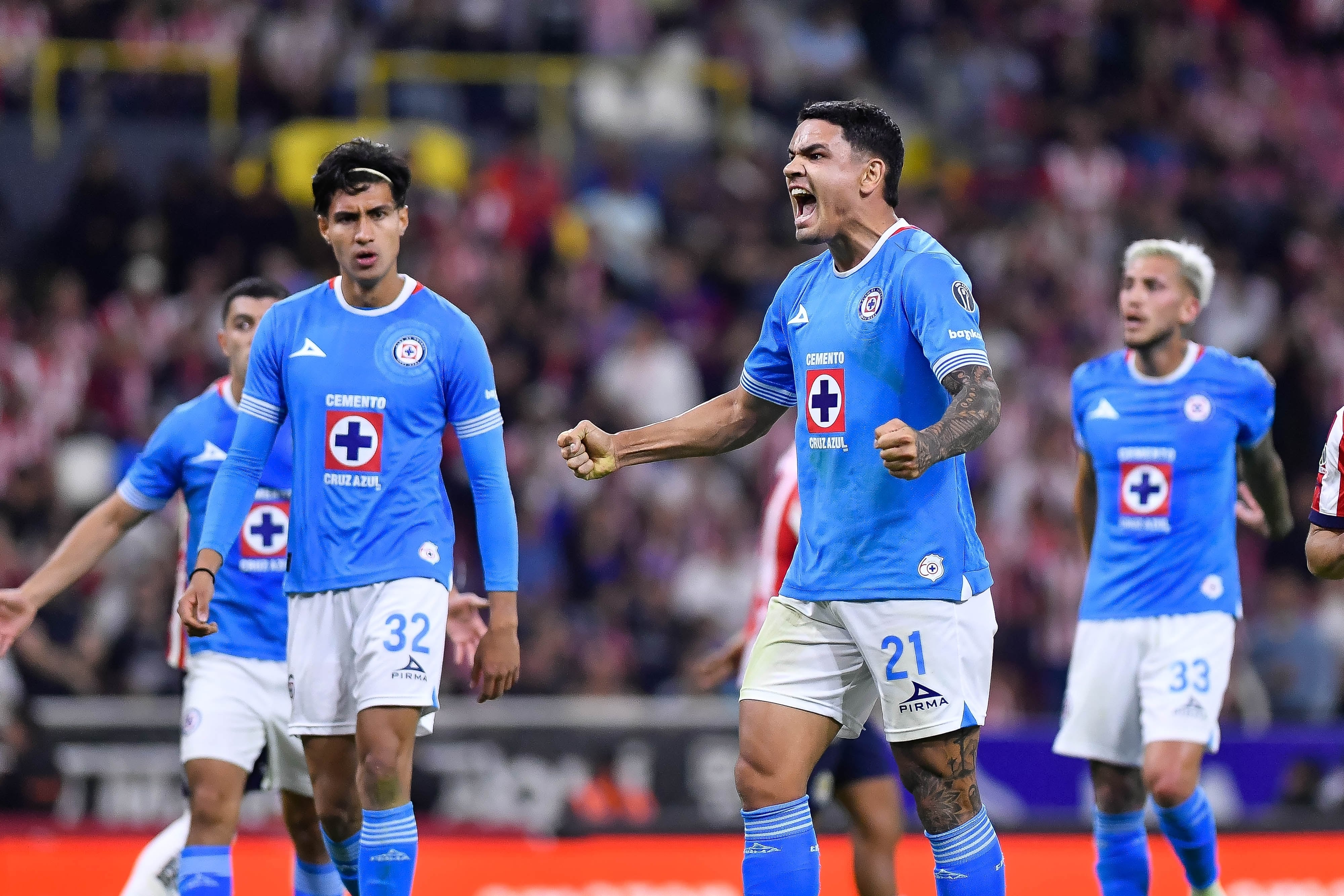 Toro Fernández en el Chivas vs Cruz Azul.