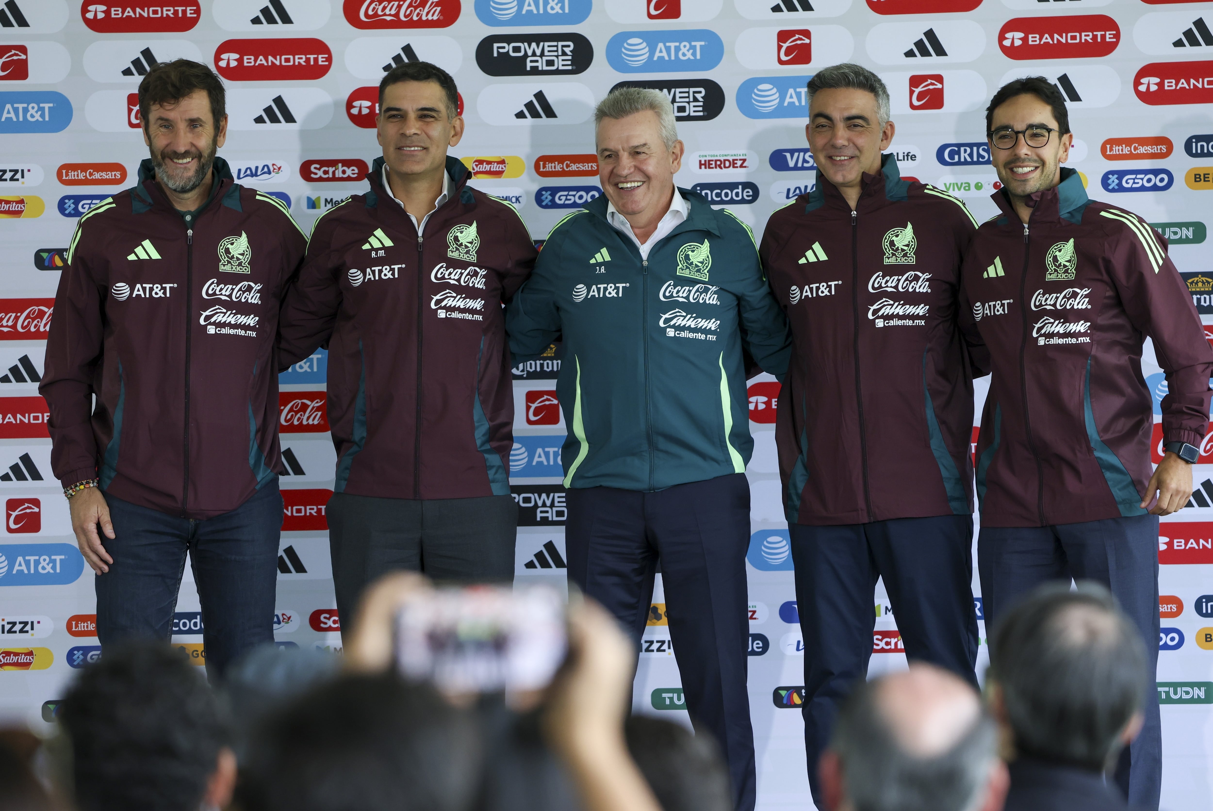 Javier Aguirre y su cuerpo técnico.