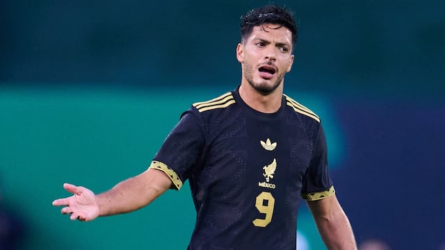 Raúl Jiménez, en un duelo de la Selección Mexicana.