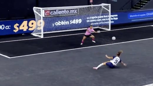 Ridículo en la Queens League: Jugadora de Parceras remata a su propia portería y así reaccionó la guardameta