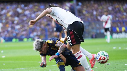 Maxi Salas pierde el control tras el Clásico de Argentina y golpea a un fan: la secuencia quedó en video