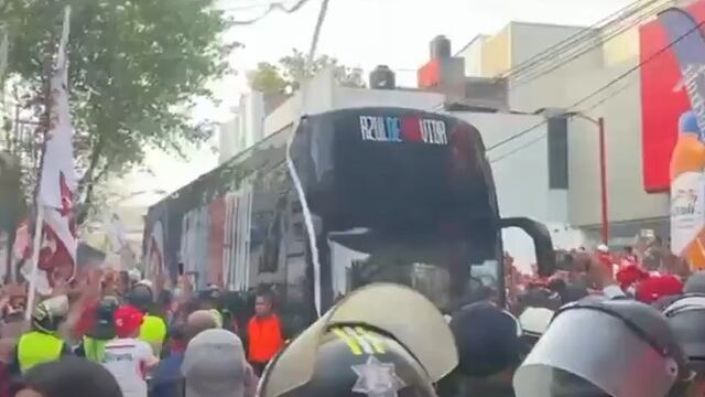 Fans del Toluca agreden con latas de cerveza a jugadores de Cruz Azul