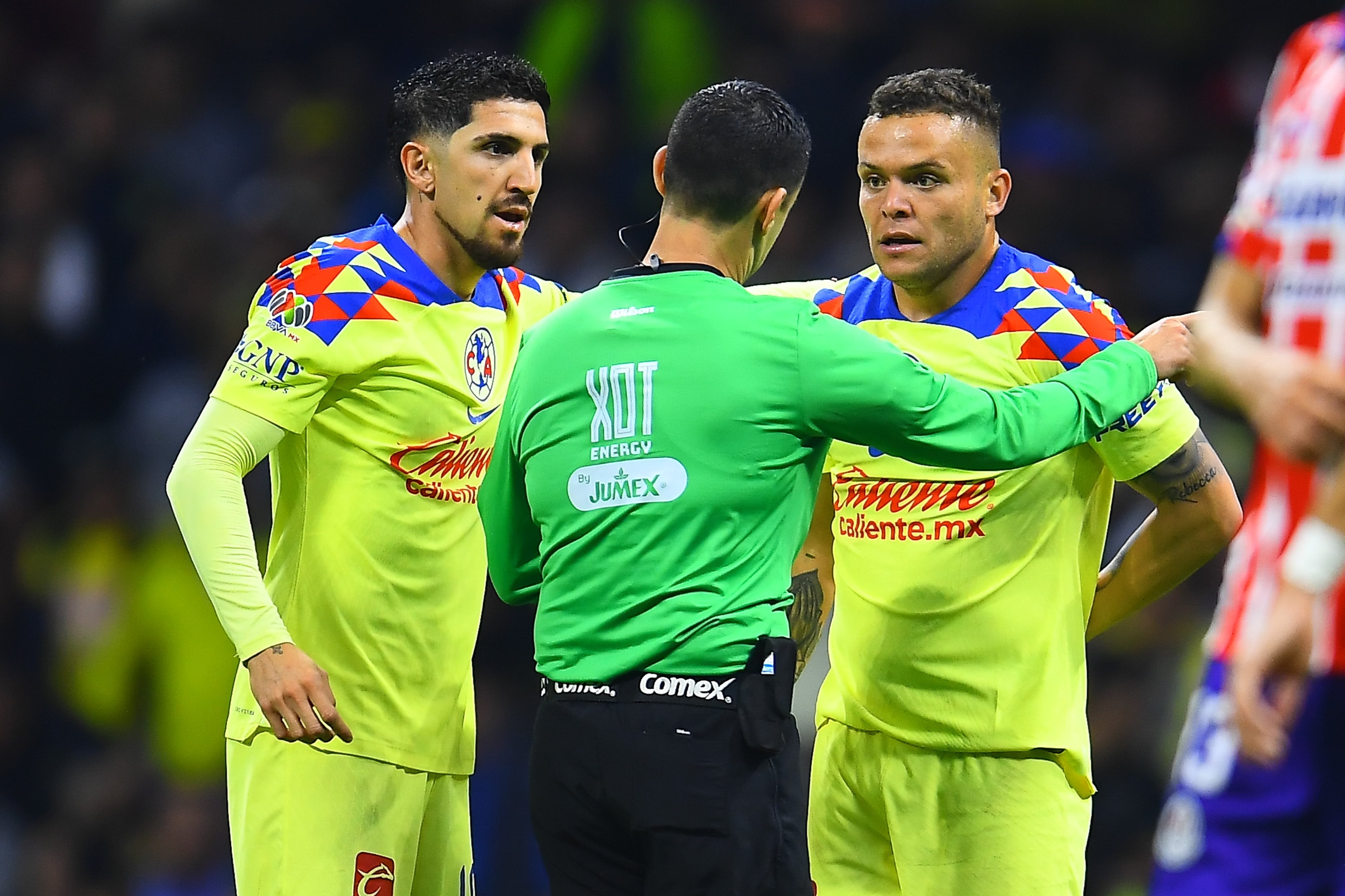 Diego Valdés con Jonathan Rodríguez en el América