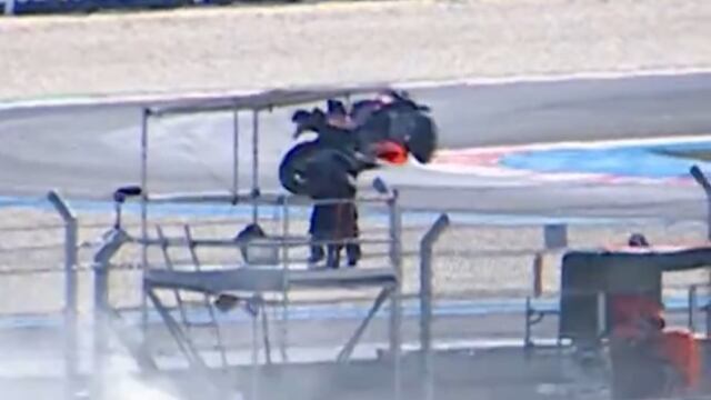 Piloto pierde el control de su motocicleta y le cae a camarógrafo