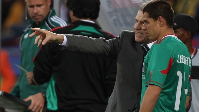 Aguirre da indicaciones a Hernández.