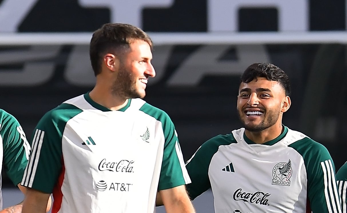 Santiago Giménez y Alexis Vega