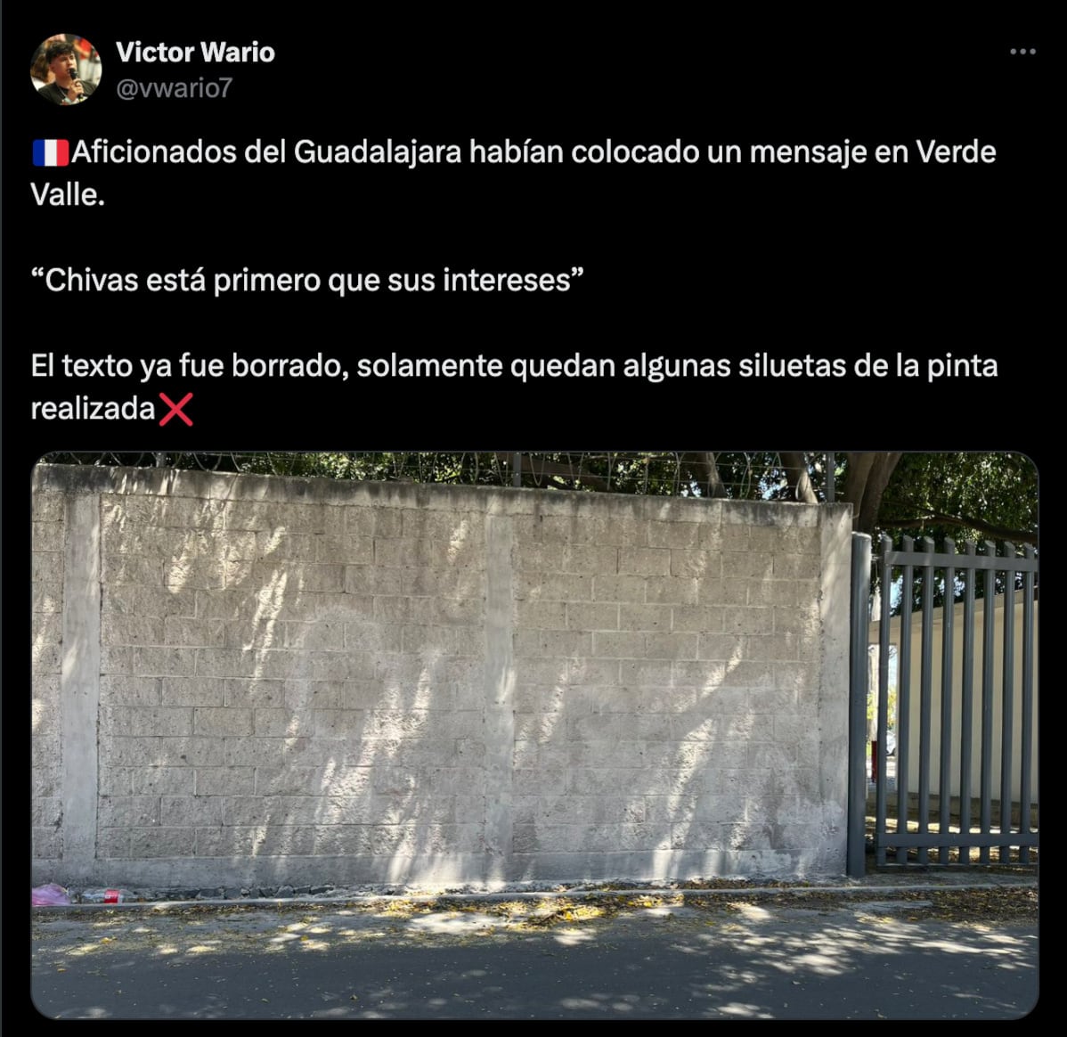 Chivas removió texto de las paredes