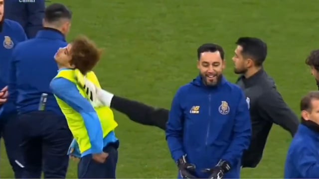 Portero de Porto agrede por la espalda a compañero