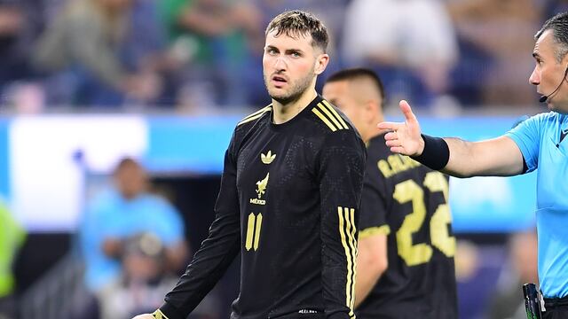 ¿Se lesionó? Preocupa imagen de Santiago Giménez tras la final de la Nations League con la Selección Mexicana