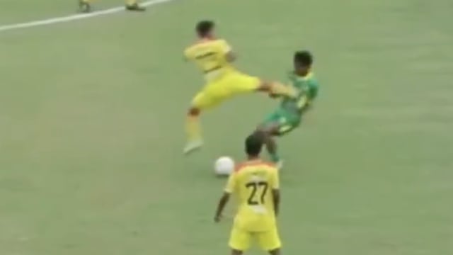 Jugador agrede a rival con una patada directa al pecho en pleno partido