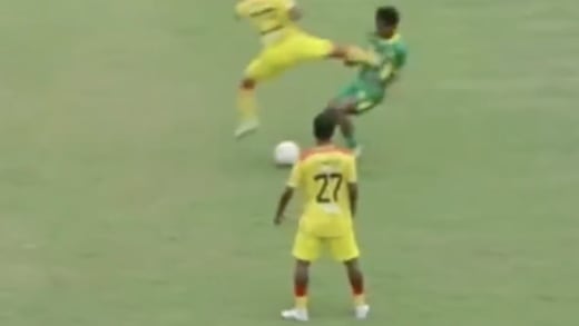 Jugador agrede a rival con una patada directa al pecho en pleno partido