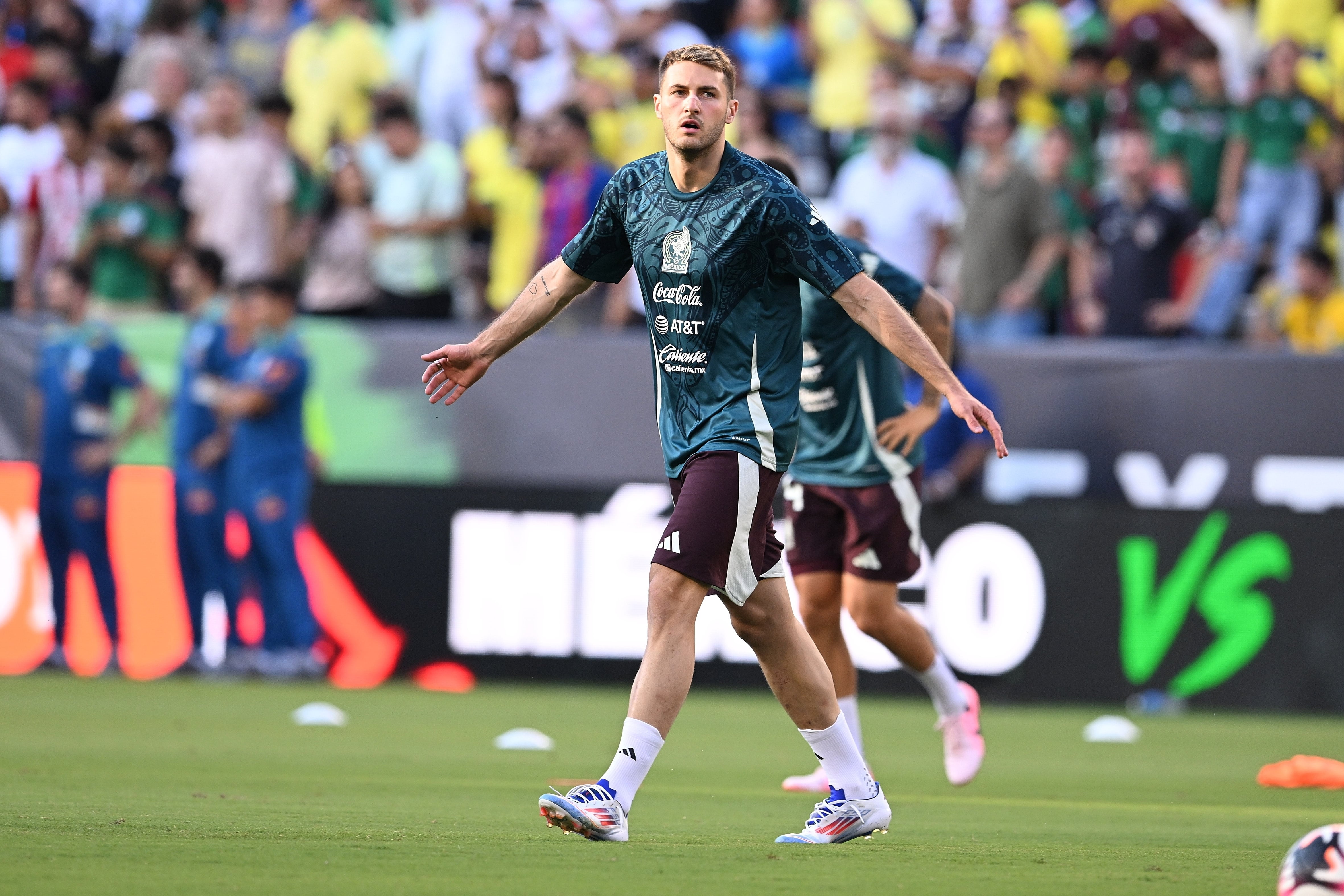 Santiago Giménez con la Selección Mexicana.