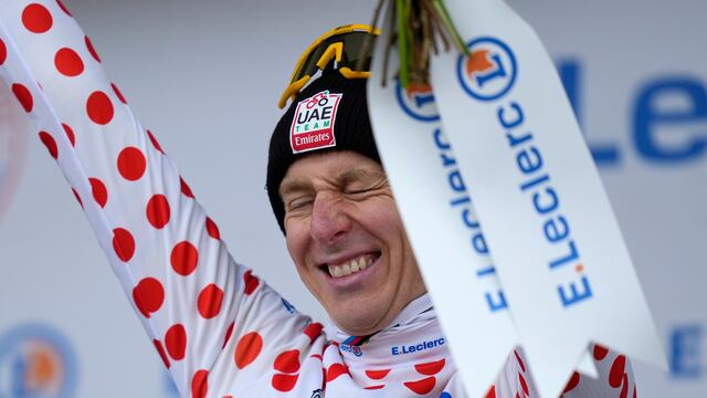 El líder de la clasificación general, el esloveno Tadej Pogacar, también ostenta el maillot de mejor escalador en el podio de la vigésima etapa del Tour de Francia.