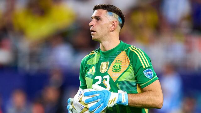 Dibu Martínez ya se había despedido de Aston Villa, pero volvió a atajar con ellos porque aún no tiene ofertas de otros equipos