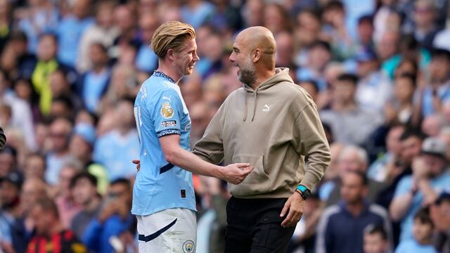 Kevin de Bruyne y Pep Guardiola.