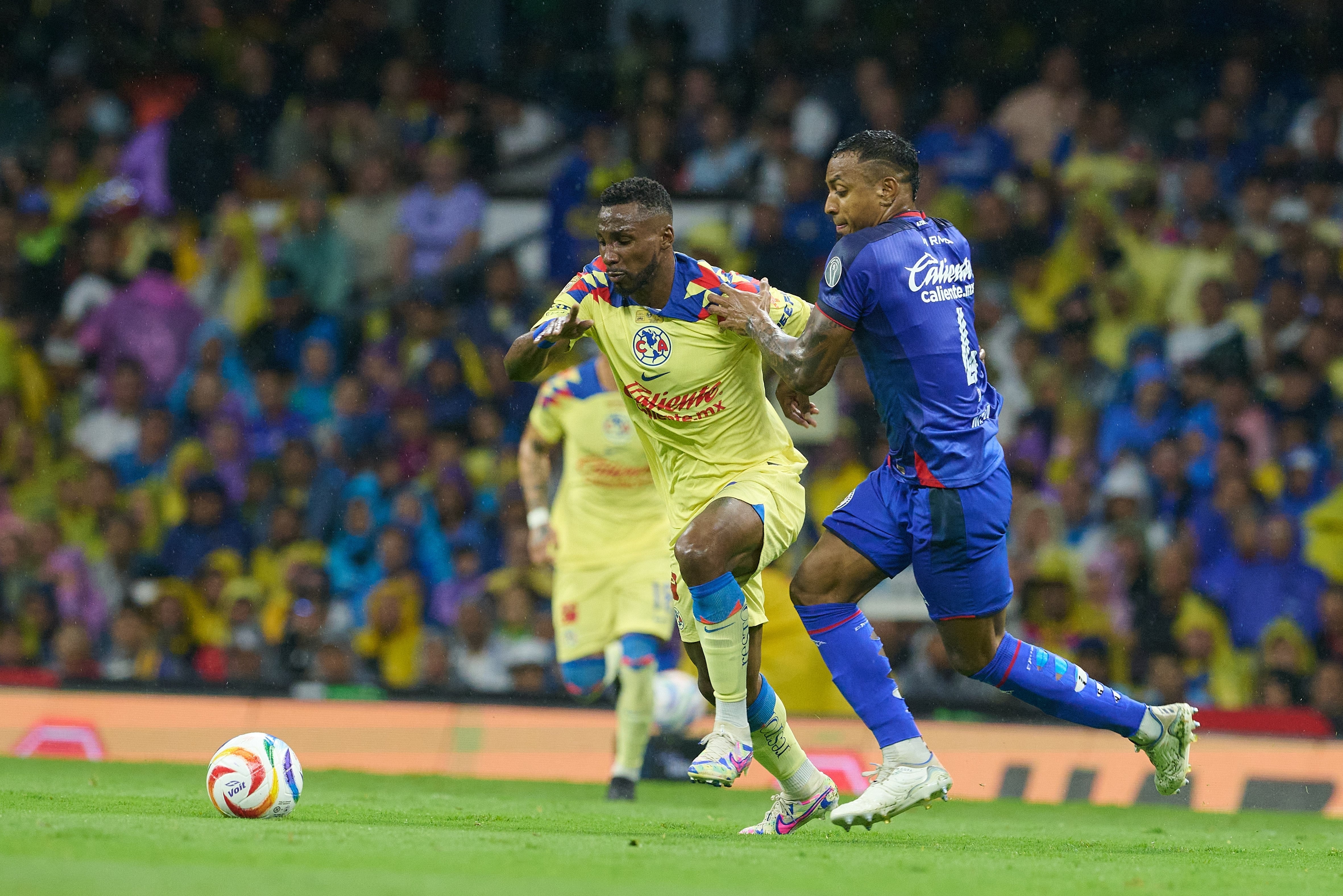Willer Ditta y Julián Quiñones, en la final América vs Cruz Azul del 2024.