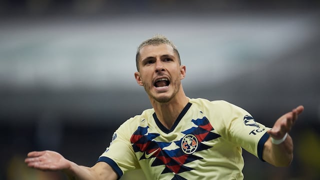 Guido Rodríguez en un partido con América