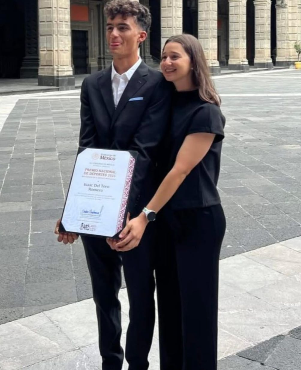 Isaac del Toro y Romina Hinojosa en mostrando el reconocimiento que recibió de la presidenta.