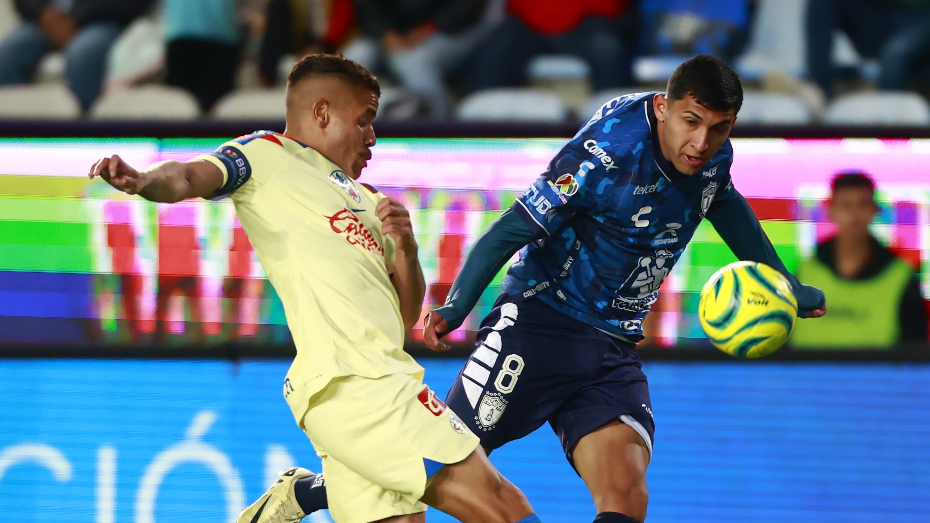 Jonathan Dos Santos (L) of America aifghts for the ball with Bryan Gonzalez (R) of Pachuca during the 7th round match between Pachuca and America as part of the Torneo Clausura 2024 Liga BBVA MX at Hidalgo Stadium on February 17, 2024 in Pachuca, Hidalgo, Mexico.