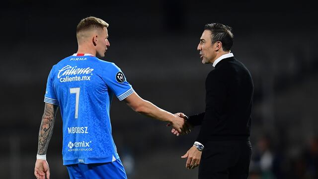 Mateusz Bogusz y Vicente Sánchez con Cruz Azul.