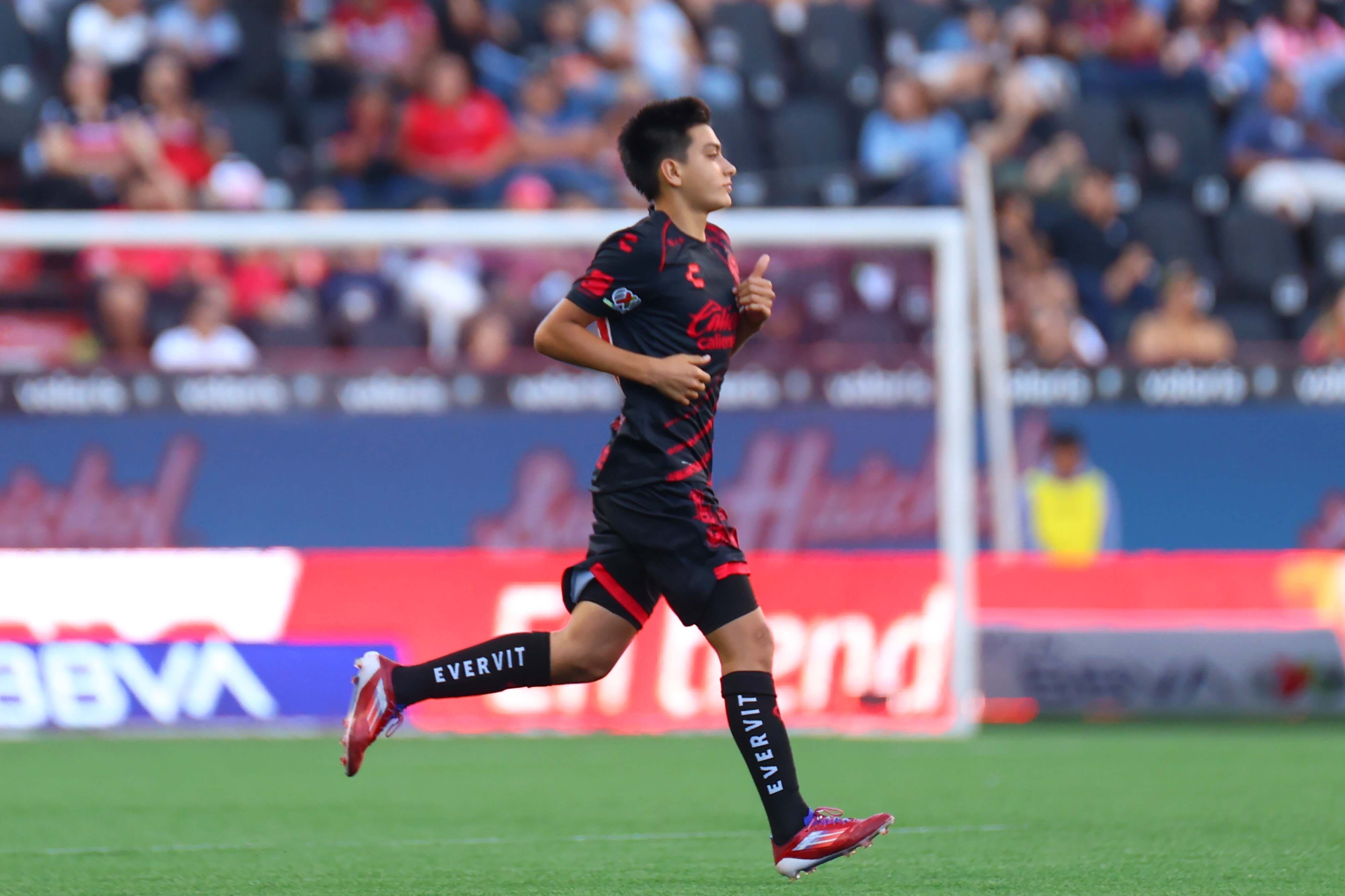 Él es Gilberto Mora, futbolista que con 15 años debutó en la Liga MX