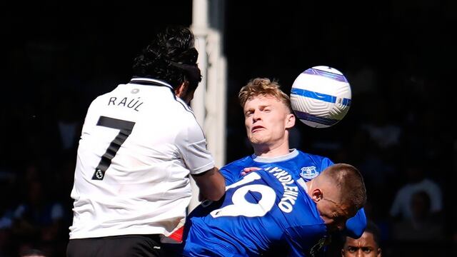 Raúl Jiménez en el Fulham vs Everton de la Premier League.