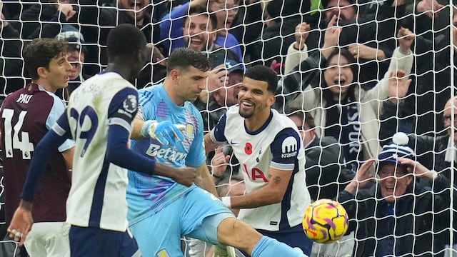 Equipo de la Premier League se burla del Dibu Martínez tras meterle 4 goles
