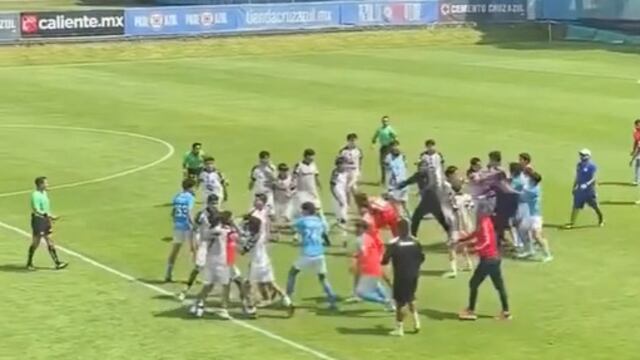 Brutal pelea campal en el Cruz Azul vs Querétaro Sub-19