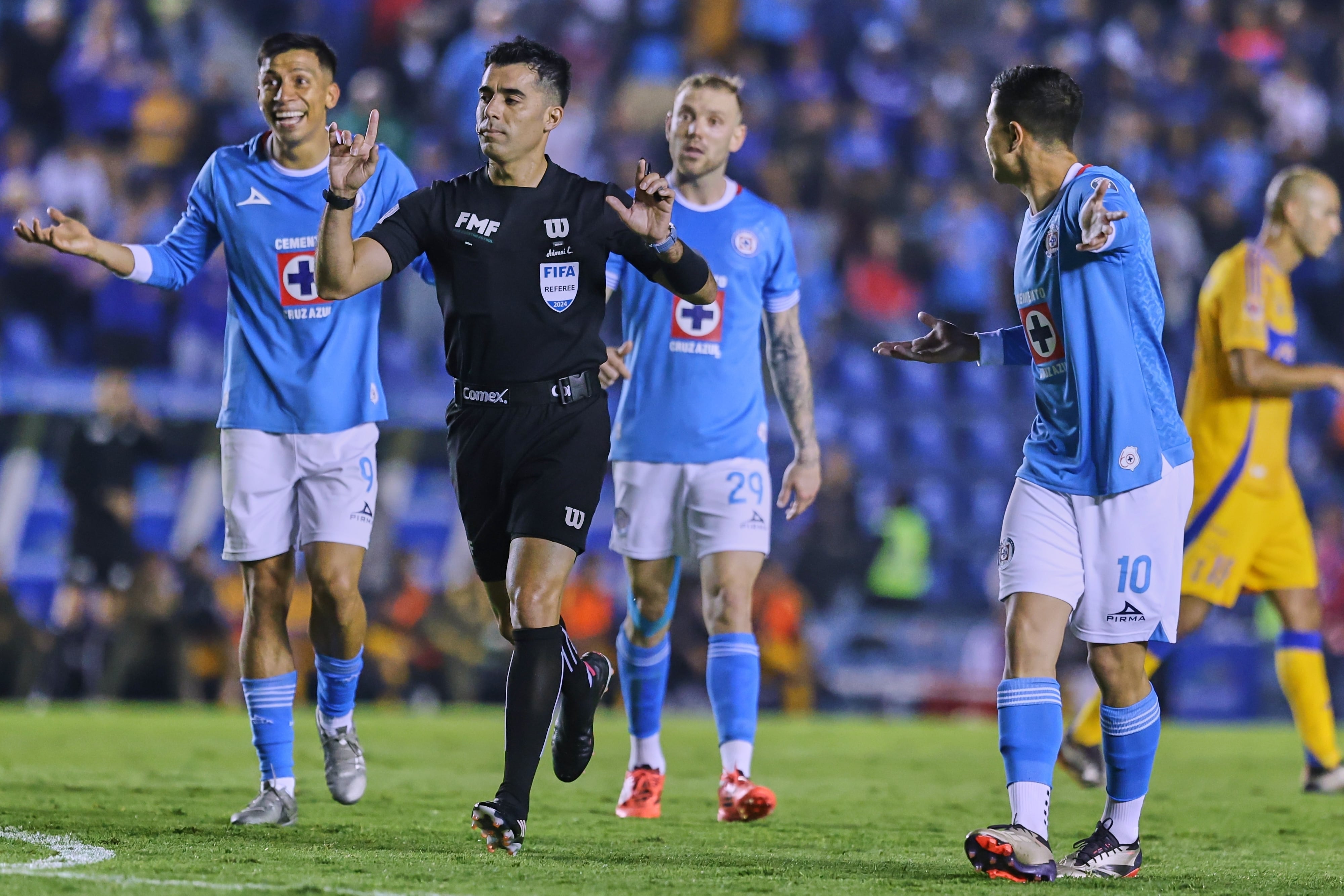 Adonai Escobedo, en un partido de Cruz Azul en la Liga MX.