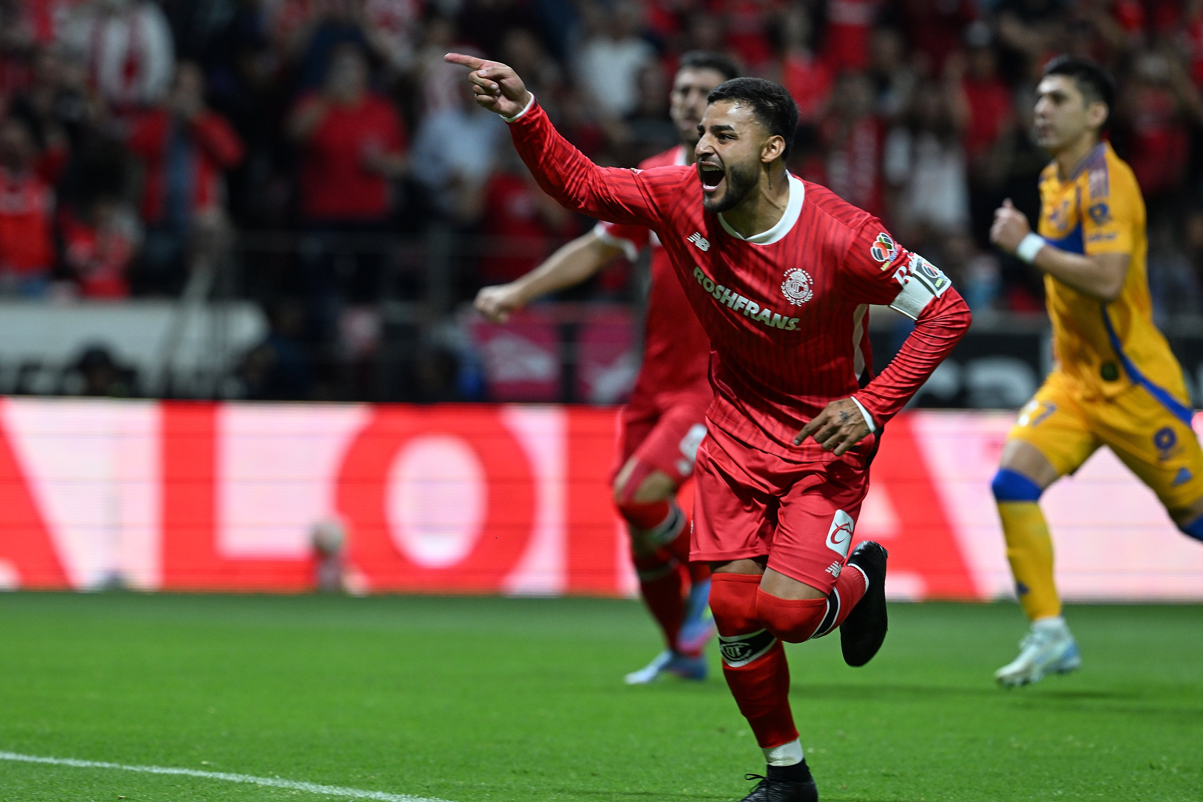 Alexis Vega marcó de penal para adelantar a los Diablos del Toluca.