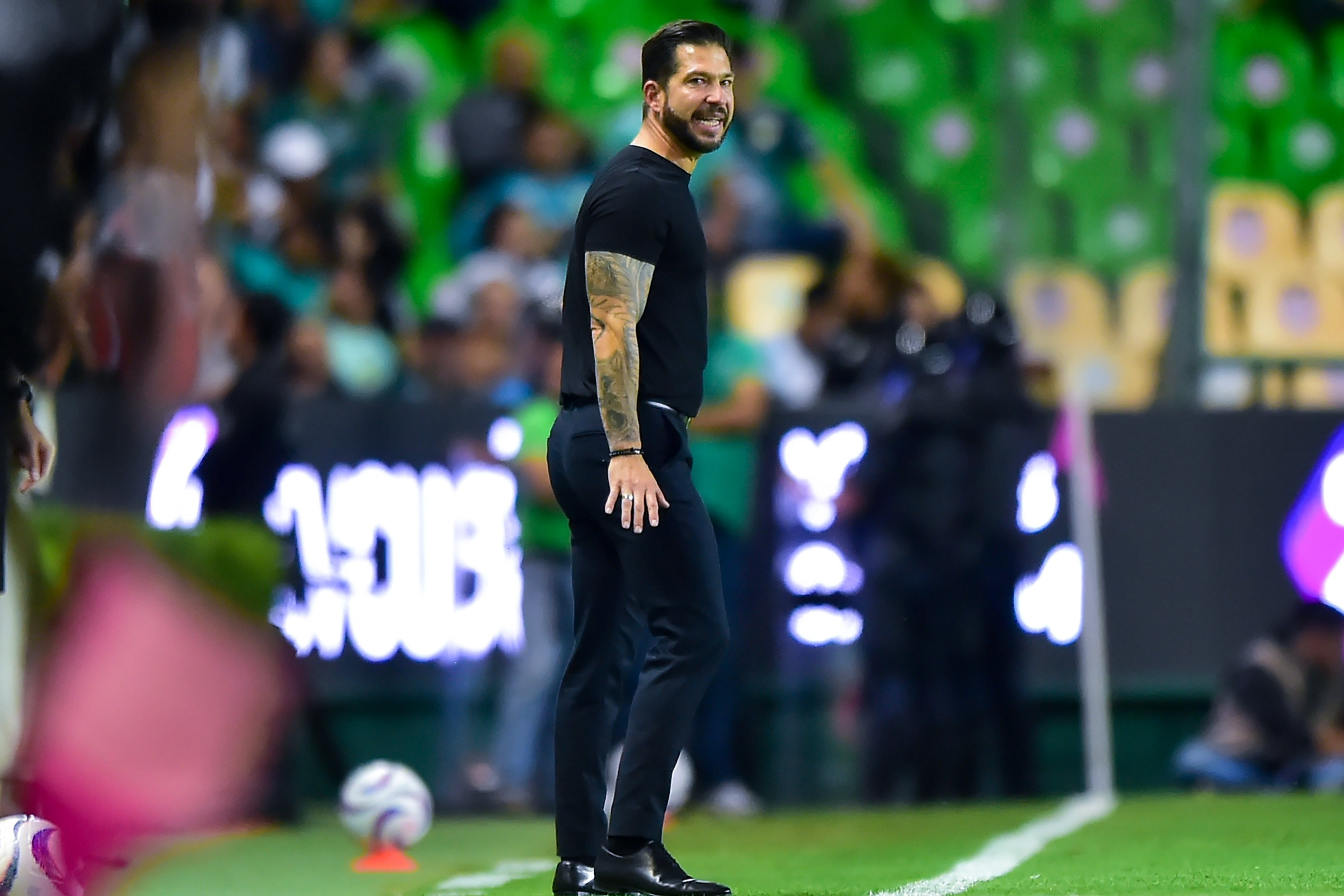 Benjamín Mora le pone el ejemplo a Fernando Gago y asegura que él sí es un profesional