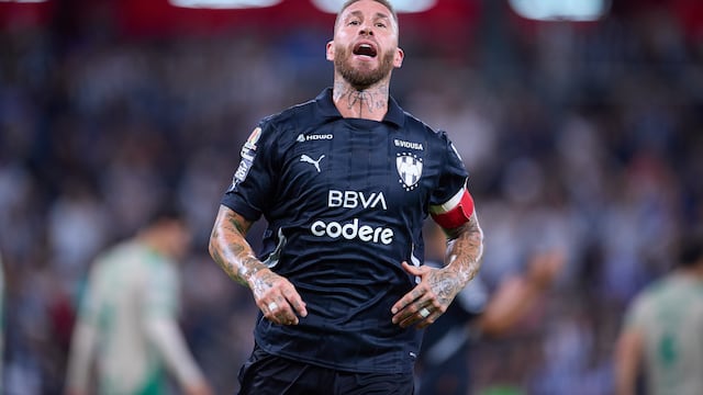 Fans de Rayados abuchean a Sergio Ramos tras su falla ante Toluca