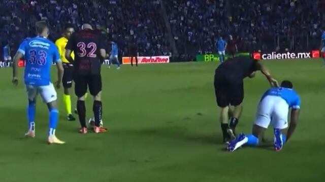Sale a luz prueba de que el arbitraje ayudó al Cruz Azul