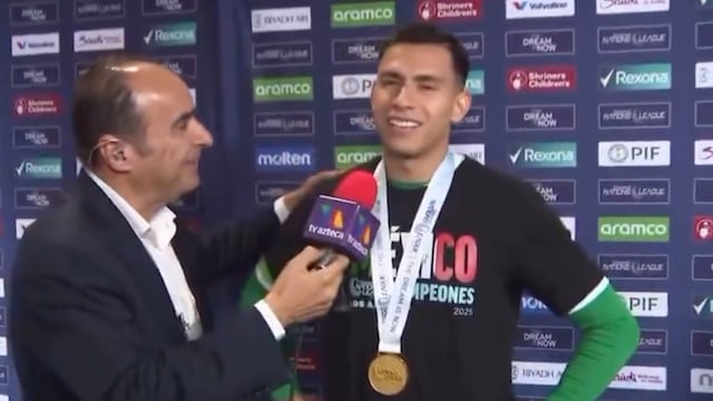 David Medrano alburea en plena entrevista a Luis Ángel Malagón