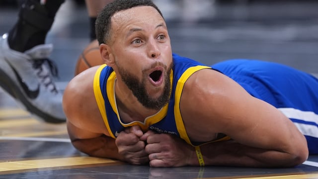 Bombazo en la NBA: Stephen Curry terminó su contrato con Under Armour y ya fue visto usando tenis Nike.