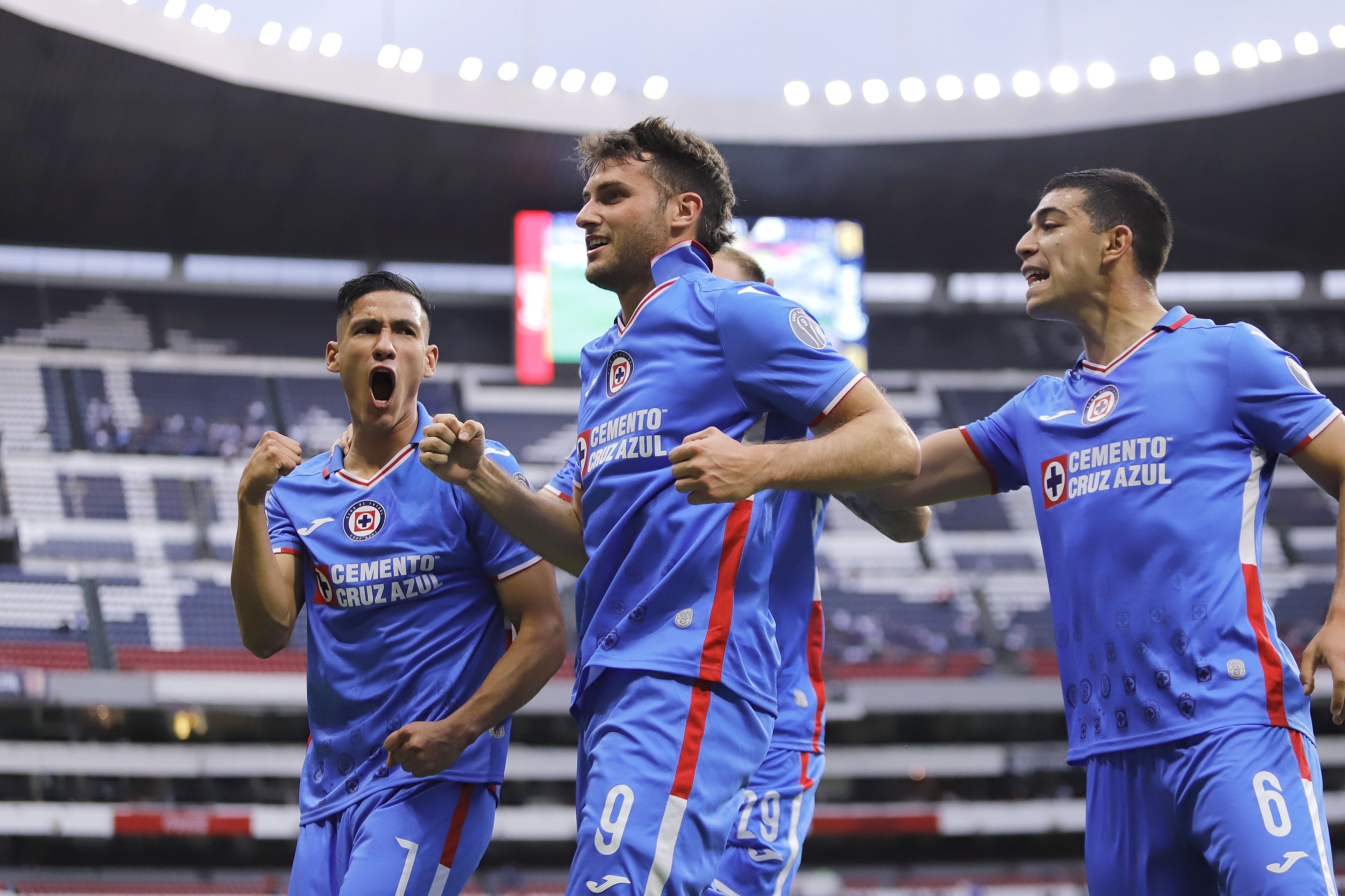 Santiago Giménez con Cruz Azul.