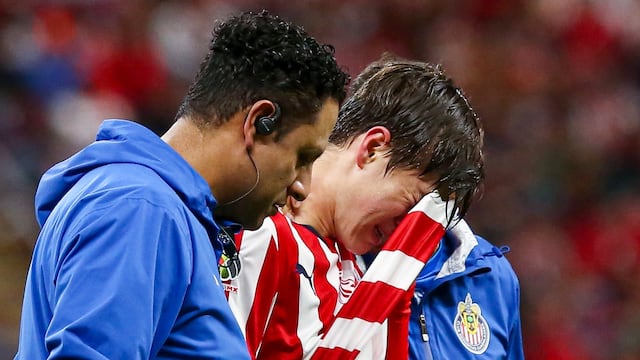 Hormiga González salió lesionado del Chivas vs Rayados.