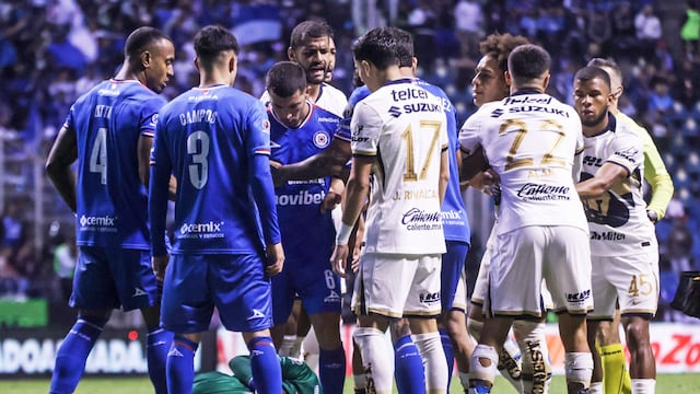 Kevin Mier salió lesionado del duelo ante Pumas.