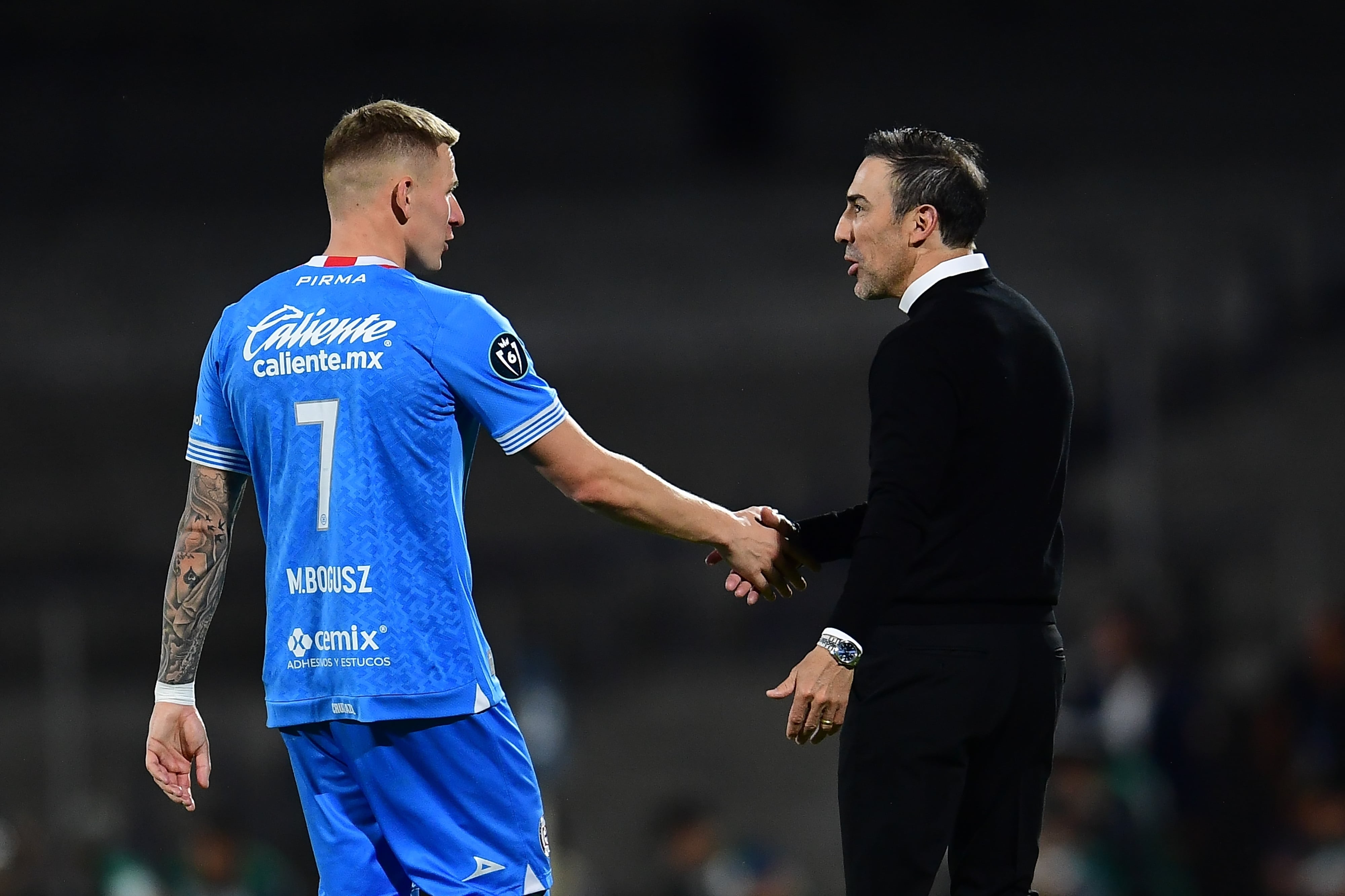 Mateusz Bogusz y Vicente Sánchez con Cruz Azul.