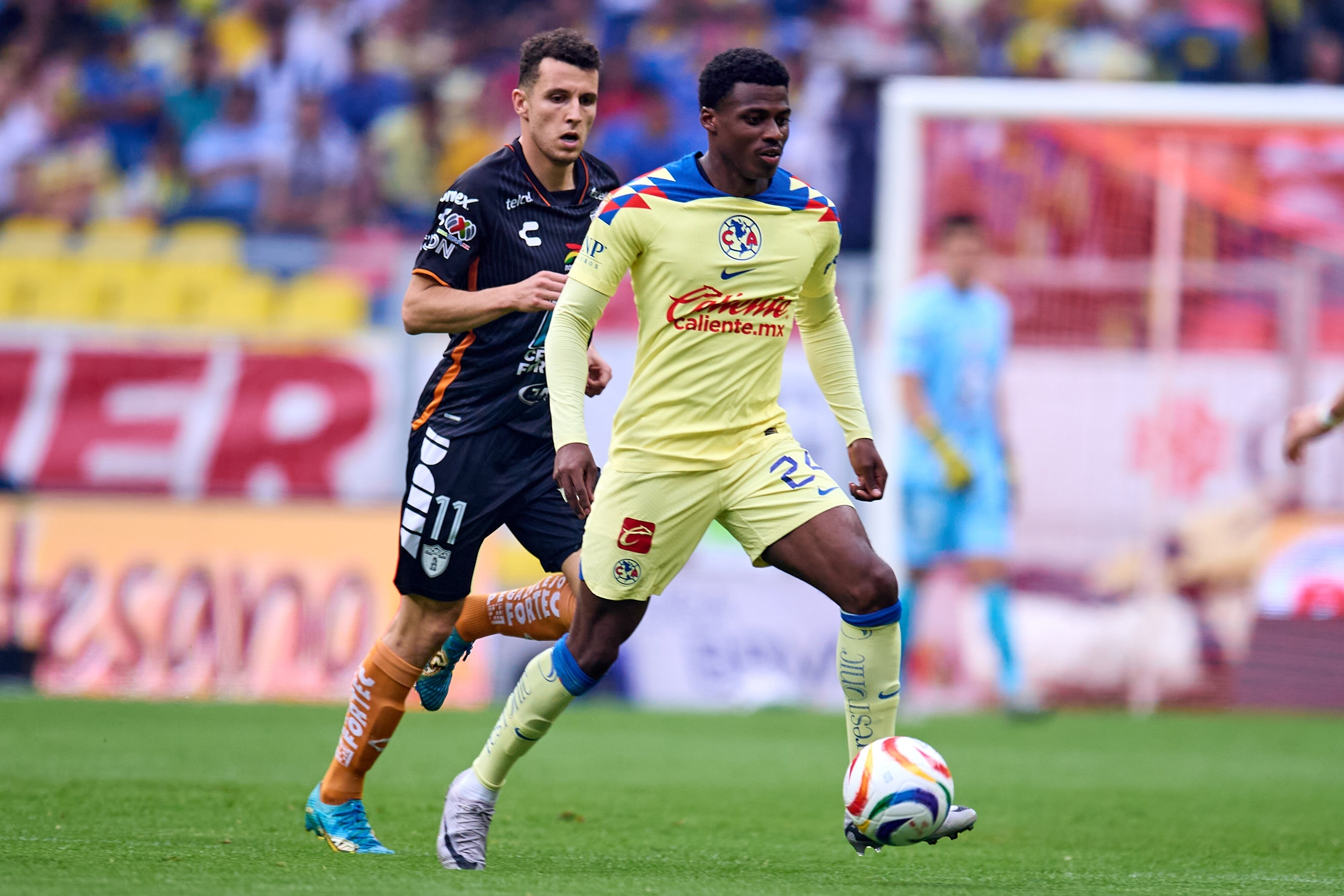Oussama Idrissi y Javairo Dilrosin en el Pachuca vs América.