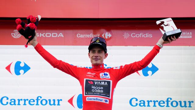 El ciclista danés Jonas Vingegaard celebra en el podio su victoria en la Bola del Mundo de La Vuelta a España.