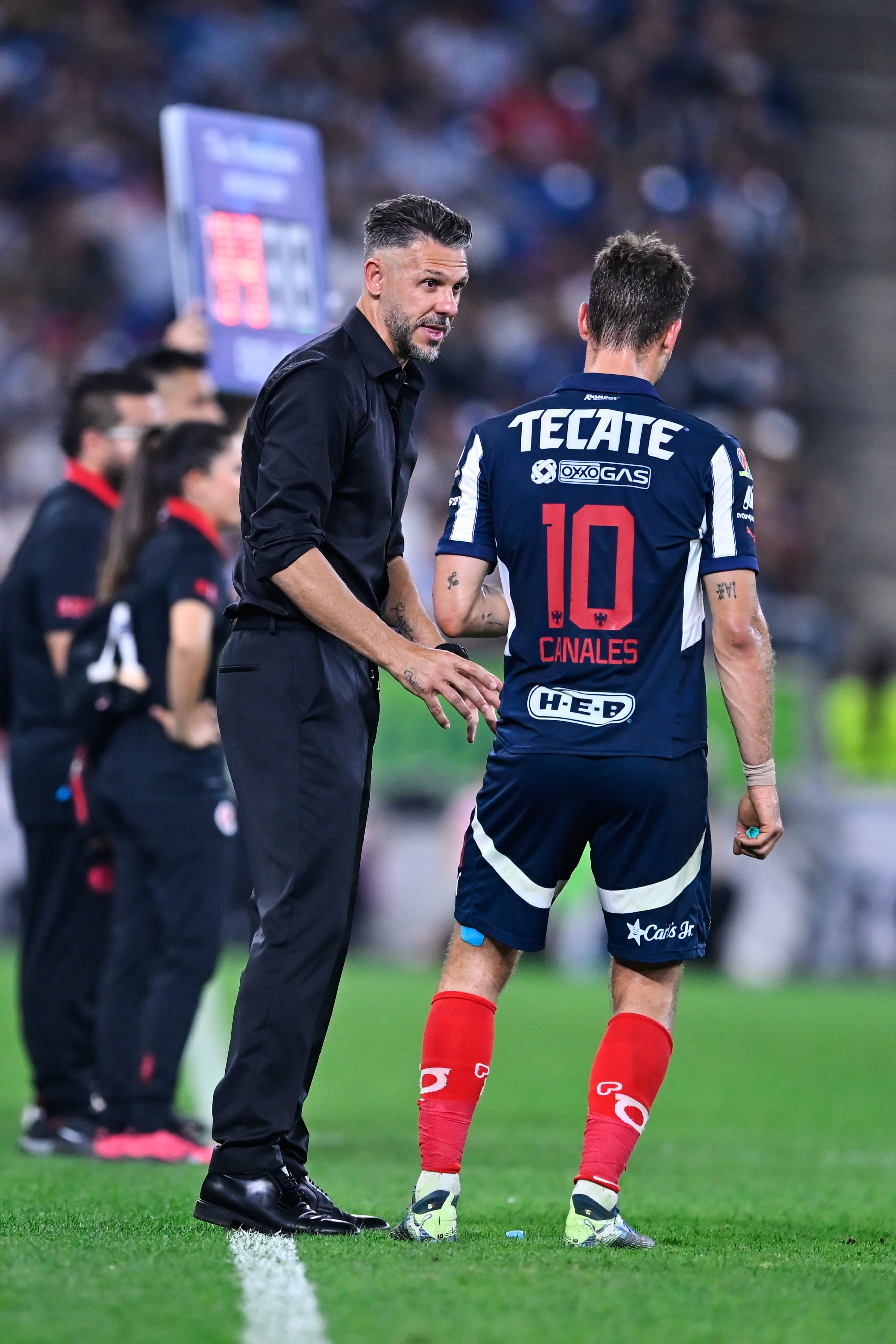 Se rompió el vestidor de Rayados: Reportan grave pelea entre Martín Demichelis y Sergio Canales